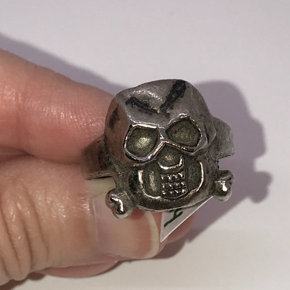 Pewter Skull and Crossbones Ring - Picture 5 of 6